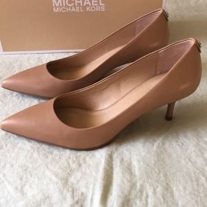 NEW - MICHAEL KORS Flex Mid Pump Nude Size 8.5